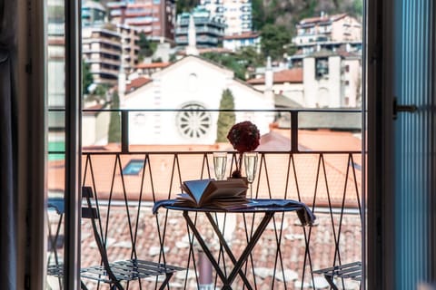 View (from property/room), Balcony/Terrace, Dining area, City view