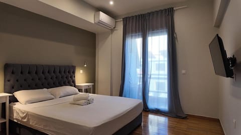 Bed, TV and multimedia, Photo of the whole room, Bedroom, towels
