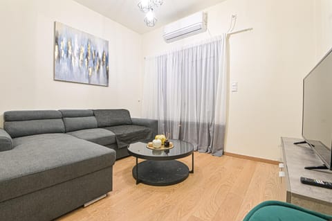 TV and multimedia, Living room, Seating area, air conditioner