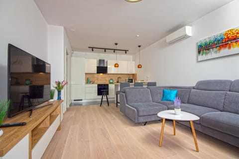 Communal lounge/ TV room, TV and multimedia, Living room, Seating area