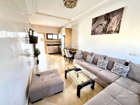 TV and multimedia, Kitchen or kitchenette, Living room, Seating area
