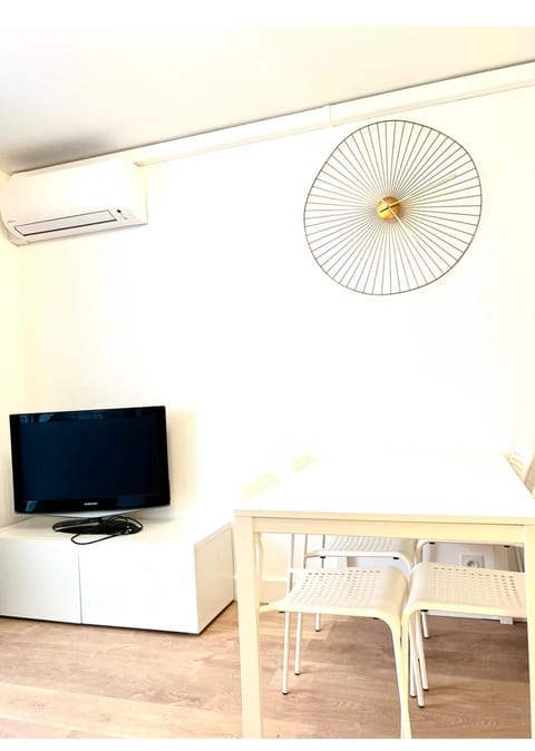 Communal lounge/ TV room, TV and multimedia, Dining area, air conditioner