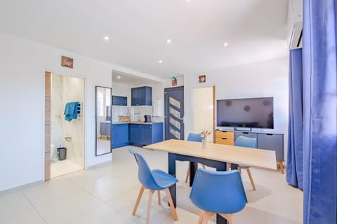 TV and multimedia, Kitchen or kitchenette, Living room, Seating area, Dining area
