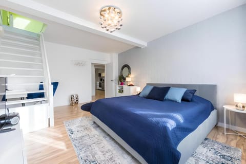 Bed, Seating area, Bedroom