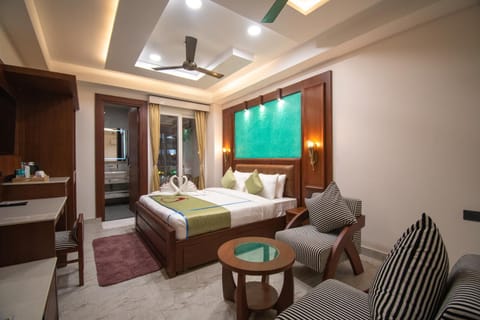Bed, TV and multimedia, Living room, Photo of the whole room, Seating area, Bedroom, fireplace, hair dresser, towels