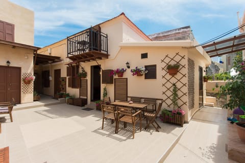 Property building, Patio, Balcony/Terrace, Dining area