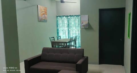 Seating area, Dining area, fireplace