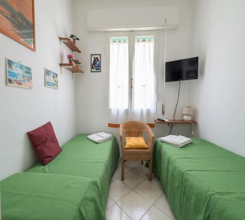 Communal lounge/ TV room, Bed, TV and multimedia, Bedroom, air conditioner