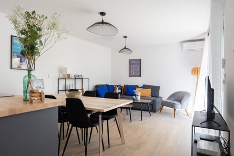 Seating area, Dining area