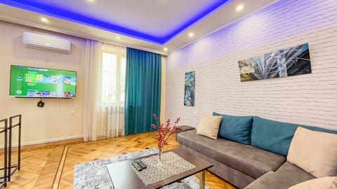 Communal lounge/ TV room, TV and multimedia, Living room, Seating area, air conditioner