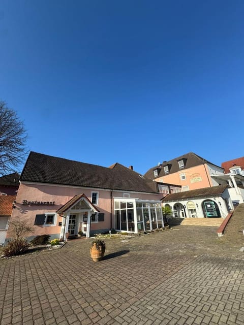 Property building, Restaurant/places to eat, Restaurant/places to eat, Neighbourhood, Natural landscape, Summer, Sunrise