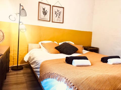 Bed, Photo of the whole room, Bedroom, towels