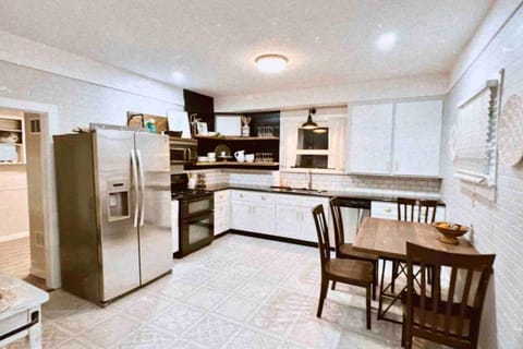 Kitchen or kitchenette, Dining area, dishwasher, minibar, pet friendly, stove, toaster