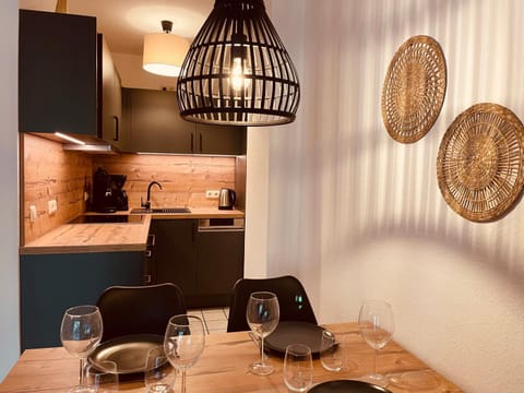 Kitchen or kitchenette, Dining area