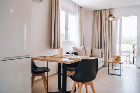 Living room, Seating area, Dining area, air conditioner