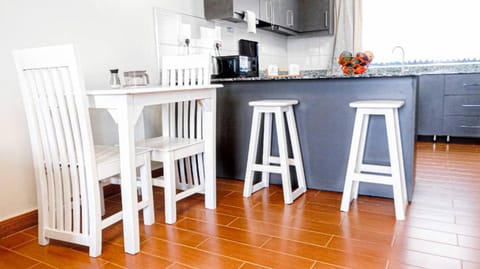 Kitchen or kitchenette, Seating area, minibar, pet friendly