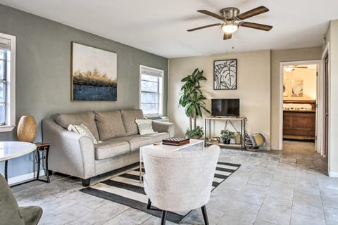 Walk to Coast Galveston Bay Retreat with Grill Villa in San Leon