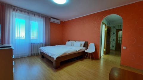 Bed, Living room, Photo of the whole room, Seating area, Bedroom, air conditioner