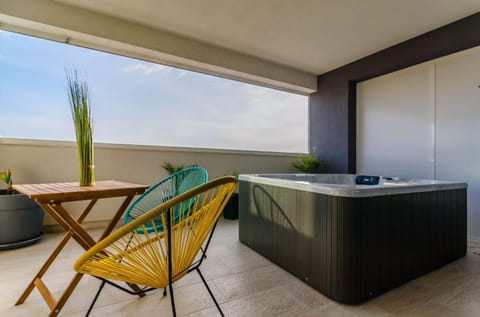 Seating area, sunbed