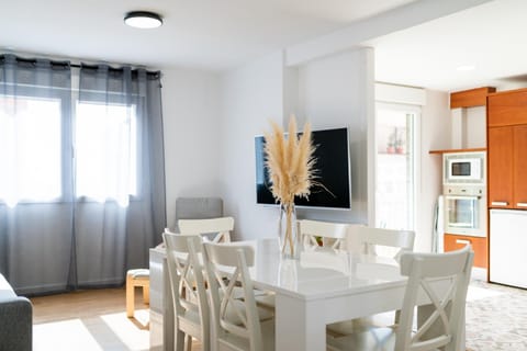 TV and multimedia, Living room, Seating area, Dining area