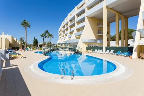 Property building, Day, People, Pool view, Swimming pool, sunbed