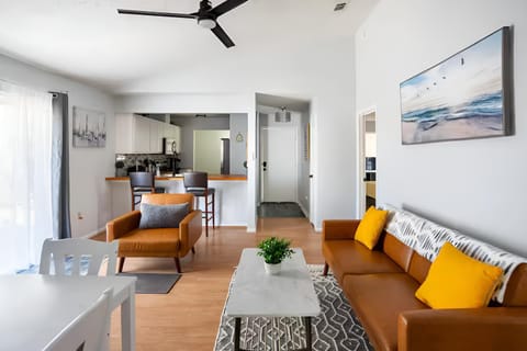 TV and multimedia, Kitchen or kitchenette, Living room, Seating area, Dining area, fireplace