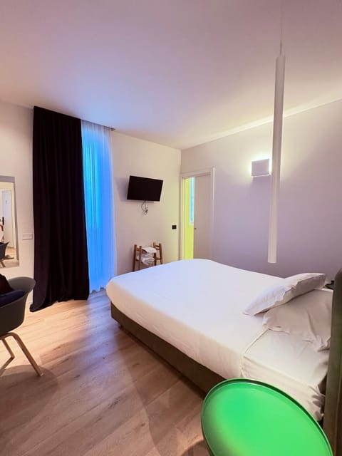 Bed, TV and multimedia, Photo of the whole room, Evening entertainment, Bedroom