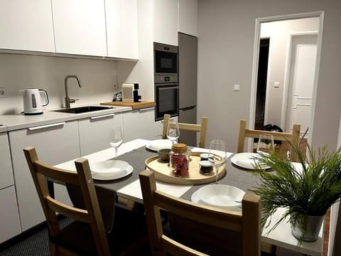 Coffee/tea facilities, Kitchen or kitchenette, Dining area, dishwasher, minibar, pet friendly, stove, toaster