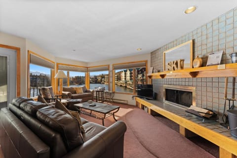 Day, TV and multimedia, View (from property/room), Living room, Seating area, fireplace, furniture