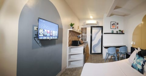 Bed, TV and multimedia, Kitchen or kitchenette, Dining area, Bedroom