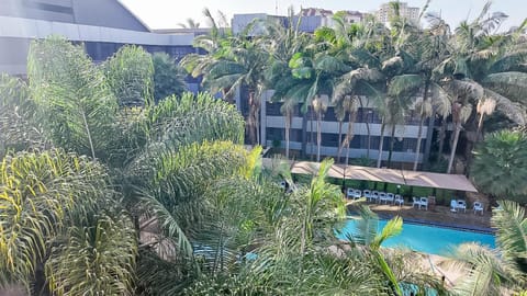 Property building, Day, Swimming pool