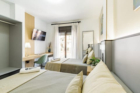 Bed, TV and multimedia, Photo of the whole room, Seating area, Bedroom, air conditioner