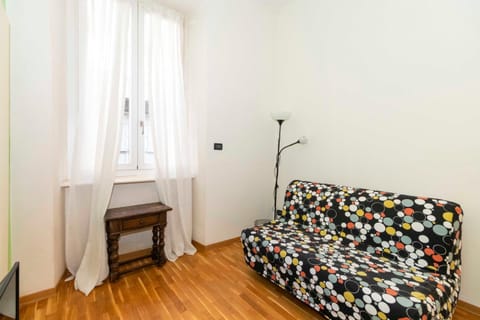 Photo of the whole room, Seating area