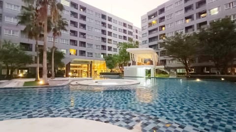 Property building, Day, Pool view, Swimming pool, sunbed