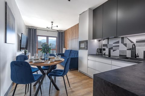 Kitchen or kitchenette, Living room, Dining area, Mountain view