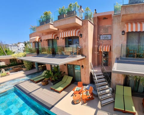 Property building, Balcony/Terrace, Pool view