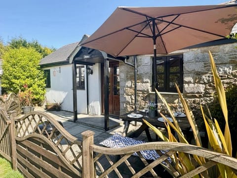 Property building, Patio, Day, Garden, Dining area, Garden view
