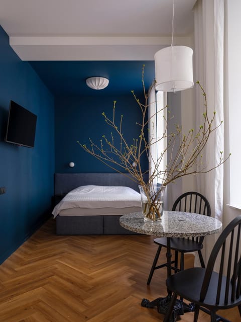 Bed, Dining area