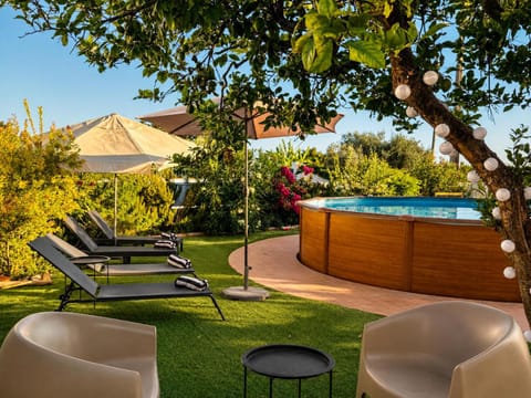 Summer, Garden, Pool view, Swimming pool, sunbed, towels
