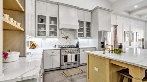 Kitchen or kitchenette, pet friendly, stove