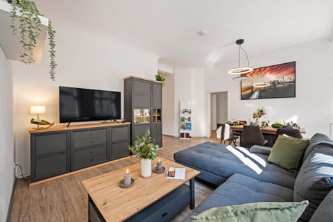 Communal lounge/ TV room, TV and multimedia, Living room, Evening entertainment