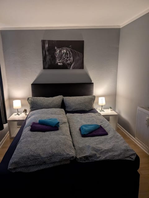 Bed, Bedroom, towels, towels