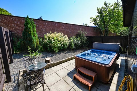 Patio, Natural landscape, Hot Tub, Dining area