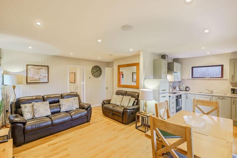 Kitchen or kitchenette, Living room, Seating area, Dining area, oven, pet friendly, stove