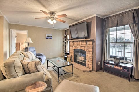 Family Lake Retreat with Screened Deck! House in Smith Mountain Lake