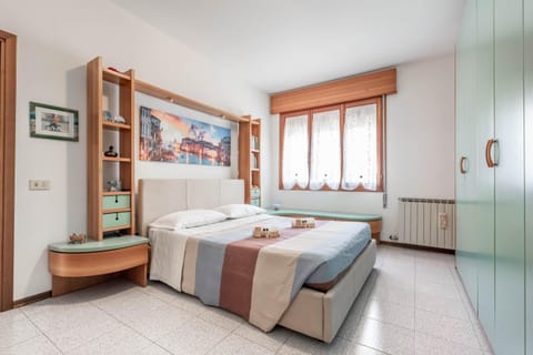 Bed, Bedroom, towels, wardrobe