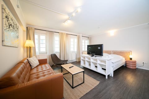 Bed, TV and multimedia, Seating area, Bedroom