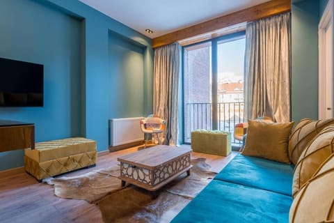 Bed, TV and multimedia, Living room, Seating area