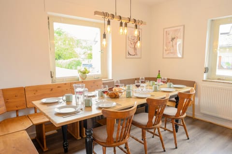 Food and drinks, Seating area, Dining area, Food