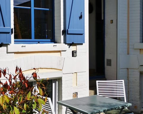 Property building, Patio, Dining area
